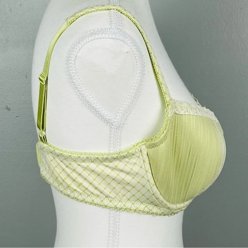 B.tempt’d by Wacoal light green underwire adjustable strap bra, size 36D.